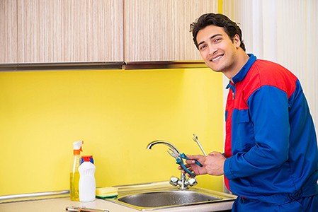kitchen faucet-happy-Install-kitchen-faucet-man